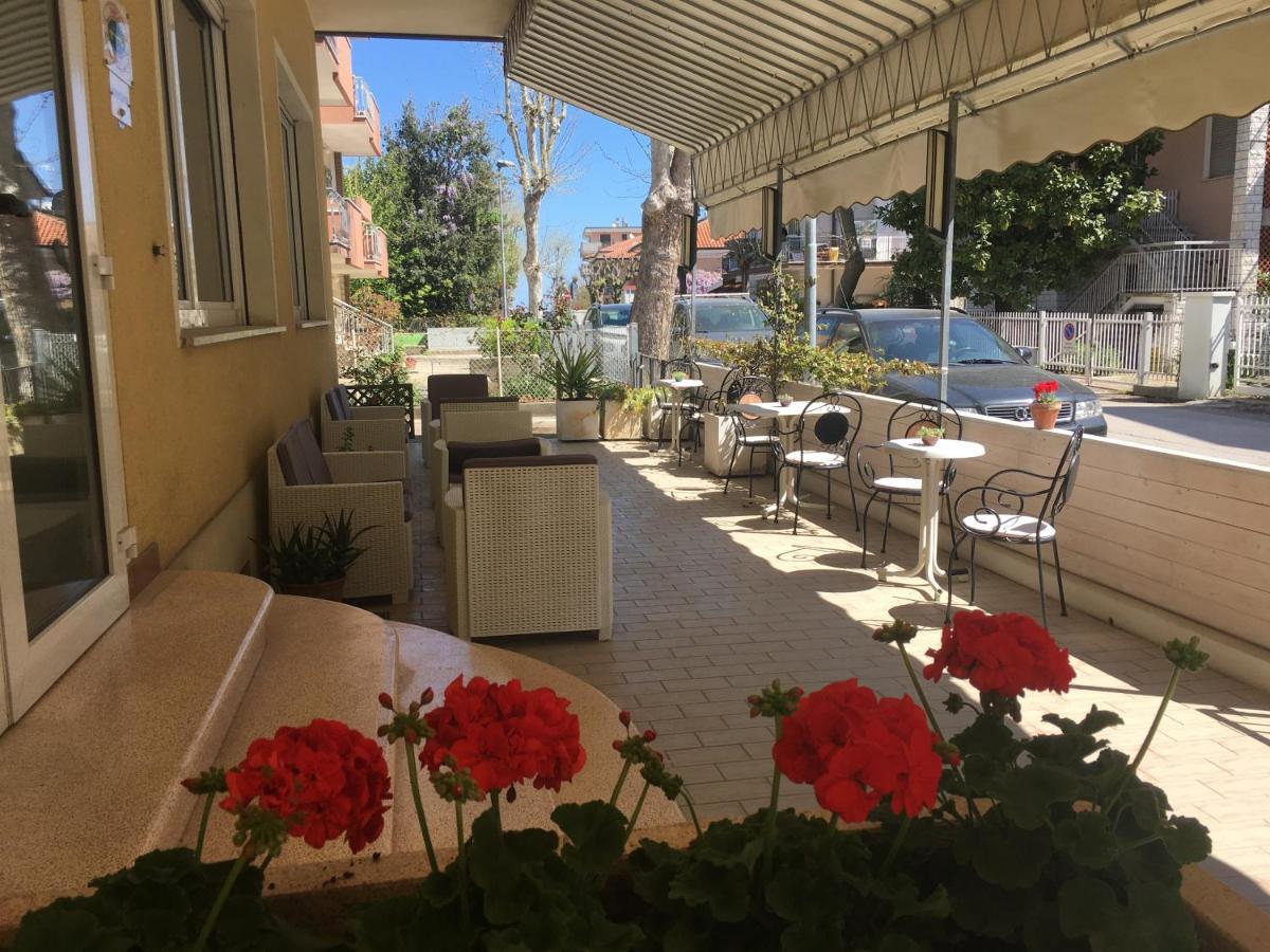 Hotel Villa Rinaldini Rimini Exterior photo